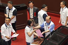 立法院會25日進行司法院大法官人事同意權案投票表決，國民黨立委在開完黨團大會後率先進議場投票，在投進票匭前技術性亮票。
