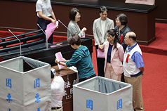 立法院會25日進行司法院大法官人事同意權案記名投票表決，民進黨立委進議場投票。
