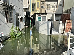 適逢天文大潮，高雄市茄萣區等部分沿海低窪地區受滿潮影響出現淹水情形。圖為社區民宅外路面積水。
（高雄市水利局提供）
