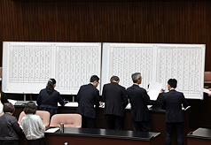 立法院會25日進行司法院大法官人事同意權案投票，藍白投下不同意票，最終包括司法院正副院長被提名人在內的7位大法官被提名人，無人通過同意門檻。圖為監票員再次確認開票統計表結果。

