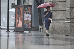 中央氣象署31日晚間表示，雖然傍晚雨勢稍減，但明天西南風再增強，白天中南部雨勢再增、山區防豪雨以上降雨，其他各山區及大台北則有午後局部大雨；預估8月5日各地雨勢才會趨緩。 (圖：中央社)