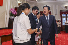 總統賴清德（前右）25日下午接見中華民國第65屆中小學科學展覽會第一名作品師生，希望大家保持對科學的熱忱，繼續精進學習。
