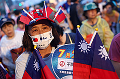 國民黨25日晚間在凱道舉行「不同意罷免」選前之夜
造勢大會，現場下午起陸續湧入大批支持者，不少人
都帶著國旗與相關飾品到場參與。(圖 : 中央社)
