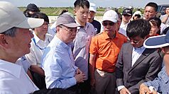嘉義縣義竹鄉新庄滯洪池光電板設施在颱風後毀損嚴
重，但業者清運速度緩慢，行政院長卓榮泰（前左
2）25日到場視察，要求業者有困難就要提出，政府
會協助處理。(圖 : 中央社)
