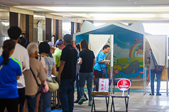 立委罷免案投票日，新北市板橋區一處投票所26日一早就有民眾到場排隊，等待投票。