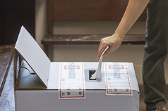 首波罷免案投票26日登場，民眾上午陸續前往指定投票所進行投票。