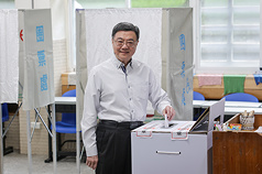 24名國民黨立委與遭停職的新竹市長高虹安罷免案26日投開票，行政院長卓榮泰（圖）上午前往台北市三民國中投開票所投票。