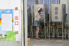 圖為民眾前往文山區景美國小投票所進行罷免投票。(中央社)
