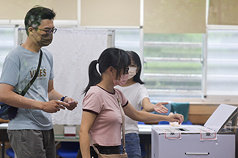 立委罷免案投票日，不少民眾26日早起投票，陸續到台北市三民國中投開票所完成投票。
