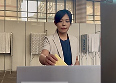 24名國民黨立委與遭停職的新竹市長高虹安罷免案26日投開票，高虹安上午現身投開票所投票，完成選票圈選後，將選票投入票匭。
