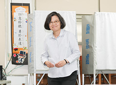 第11屆立法委員及新竹市第11屆市長罷免案26日投開票，前總統蔡英文（圖）下午前往台北市建安國小投票所投票。
