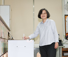 首波罷免案投票26日登場，前總統蔡英文（圖）下午前往台北市建安國小投票所，完成投票。
中央社記者謝佳璋攝  114年7月26日
