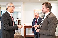 外交部政務次長吳志中（左）接待歐洲議會歐洲愛國者黨團黨鞭韋安德（右）等一行人。（外交部提供）

