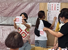 大罷免首波投票26日下午4時起陸續開票，台北市大安區第639號投開票所內選務人員依規定向監票民眾
展示每一張票，持續唱票、登記票數。