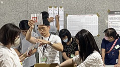 首波大罷免投票26日舉行，下午4時起各票所進行開票作業，新北市板橋東區一處投開票所內，工作人員忙著唱票、計票。

