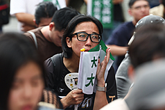 反共護台志工聯盟26日在濟南路舉行「決戰國會，公民不退」開票之夜，罷團票數呈落後趨勢，民眾難掩失落。(中央社)
