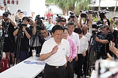 國民黨立法委員傅崐萁(前中）晚間在花蓮縣黨部自行宣布罷免案不通過。

