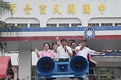 國民黨籍立法委員傅崐萁（前中）26日傍晚自行宣布罷免不通過，隨後並與妻子、花蓮縣長徐榛蔚（前左）等人一同搭車向鄉親謝票。

