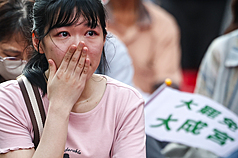 反共護台志工聯盟26日在台北濟南路舉行「決戰國會，公民不退」開票之夜，但開票結果不如罷團預期，現場支持者難過落淚。
