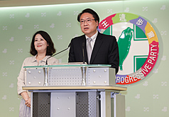 首波大罷免結果26日傍晚起陸續揭曉，民進黨晚間在中央黨部召開記者會，由黨秘書長林右昌（右）與立院黨團幹事長吳思瑤（左）出席發表談話。
中央社記者裴禛攝  114年7月26日
