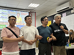 國民黨桃園市3名立委罷免案皆未通過，立委牛煦庭罷免案領銜人陳曉煒（前右）表示，雖然這次結果不如預期，但他們沒有傷心、灰心、悲傷的權力，未來也將繼續往前走。

