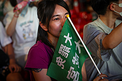 反共護台志工聯盟26日在台北濟南路舉行「決戰國會，公民不退」開票之夜，但晚間結果出爐，全台25案皆未能成功，活動現場有支持者忍不住難過落淚。
