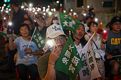首波大罷免開票結果26日出爐，罷免宣告失敗。反共護台志工聯盟「決戰國會，公民不退」開票之夜會場氣氛低迷，現場與會者點亮燈光，讓活動在一片燈海中平和落幕。
