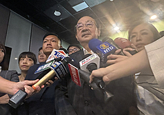 民進黨立院黨團總召柯建銘(右2)近來遭質疑已把「大罷免、大成宮」註冊商標，引發爭論。
(資料照 : 中央社)

