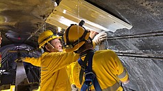 台鐵大武至瀧溪間27日中午因大鳥隧道內大量漏水導致電車無法行駛，經台鐵搶修後，晚間8時2分恢復通車。