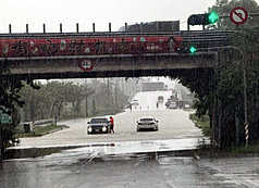 受低壓大豪雨影響，嘉義縣政府28日緊急發布停班、停課訊息。水上鄉台82線交流道積淹水，已預警性封閉忠和交流道東西向地面道路。
（蔡易餘服務處提供）