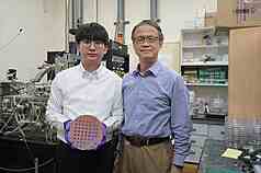 DD
台科大開發菱形金屬奈米管陣列　助生醫食安檢測
台科大教授朱瑾（右）帶領團隊開發全球首創的「菱
形金屬奈米管陣列」，可提升分子檢測速度與靈敏
度，能應用於生醫、食安、環境等監測。
（台科大提供）
中央社記者許秩維傳真　114年7月28日
