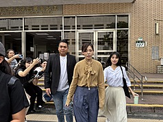 停職中新竹市長高虹安（前中）立委任內涉詐領助理費案，28日赴台灣高等法院出庭，面對媒體提問，僅回覆謝謝。
