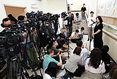 民進黨立法院黨團幹事長吳思瑤(右)。