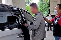 JD
欠稅費逾4百萬元又脫產　桃園市男子遭管收
桃園曾男（左）因積欠營業稅及罰鍰共新台幣428萬
元，雖償還部分，法務部行政執行署桃園分署28日表
示，經行政執行官訊問後認定有管收事由依法留置，
向桃園地院聲請管收裁定獲准。
（法務部行政執行署桃園分署提供）
中央社記者吳睿騏桃園傳真　114年7月28日

