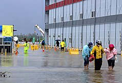 受低壓帶與西南風影響，嘉義縣28日清晨起降豪大雨，位於嘉義科學園區興建中的台積電先進封裝廠工地淹水，員工涉水通行。