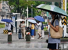 中央氣象署29日晚間表示，明天西南氣流影響最明顯，降雨由平地慢慢往山區移動，範圍擴大為苗栗以南，雲嘉可能有局部豪雨，南部地區注意豪雨以上降雨。另外，大台北可能有攝氏36度左右高溫。 (圖：中央社)
