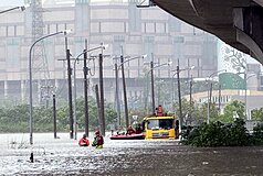 受低壓帶與西南風影響，嘉義縣28日清晨起降大豪雨，消防局獲報，指朴子市台82線下平面道路有一輛台電作業的工程車因嚴重淹水受困，立即派員趕抵，使用救生艇將受困5名台電人員救出。
（嘉義縣消防局提供）