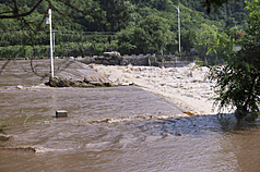 28日，位於北京市懷柔區的湯河水位上漲，水勢湍急。當天北京市氣象台發布暴雨紅色預警信號。截至
28日深夜12時，北京市因災死亡30人，集中在密雲區等山區。（中新社提供）
