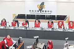 南台灣遭豪雨強襲致災，總統賴清德（後中）29日下午前往視察中央災害應變中心，與嘉義、台南、高雄及屏東等縣市首長連線，了解南部災情狀況。
