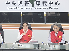 中央氣象署29日持續發布較大規模或較劇烈豪雨作業，南台灣多處都傳出災情。總統賴清德（左）下午親自視察中央災害應變中心，與地方首長連線了解災情。