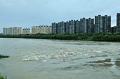 北京遇上連日暴雨，29日下午，密雲水庫持續洩洪，下游潮白河河川水位上漲。