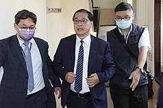 法務部長鄭銘謙（中）30日出席立法院司法及法制委員會。