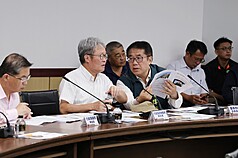 中南部連日豪大雨成災，行政院成立雲嘉南災後復原
前進指揮所30日在台南市召開第一次會議，由行政院
政務委員陳金德（左2）擔任指揮官，台南市長黃偉
哲（前右）會中與陳金德交換意見。（台南市政府提供）