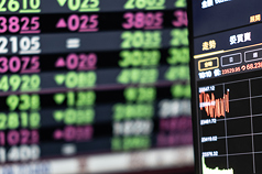 台股31日開盤漲61.87點，加權股價指數為23523.59點，成交金額新台幣70.78億元。