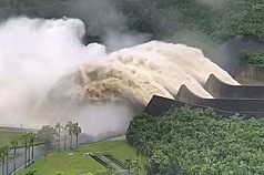 台南連日大豪雨，曾文水庫已連續26天調節性放水，放水總量約6億公噸，相當於7座南化水庫。（台南市政府提供）
