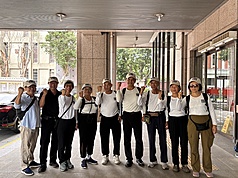 人民作主志工團提出廢止憲法法庭法官人數限制的公投提案進入二階連署，此案將採電子連署，創下首例，公投案領銜人趙偉程（右4）與志工團成員31日上午至中選會領取電子連署系統認證碼。