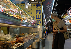 靠著人工智慧商機及關稅前拉貨潮助攻，商品出口及資本形成優於預期，連帶拉動第2季經濟成長率概估值衝上7.96%。圖為民眾31日午後在台北南門市場選購食材。