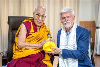 捷克總統帕維爾（Petr Pavel）27日在印度親自向達賴喇嘛祝賀90歲生日。(X平台)