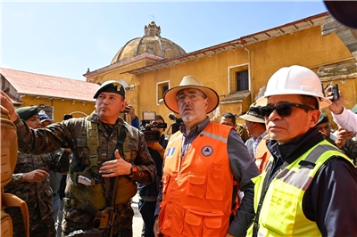 圖為瓜地馬拉總統阿雷瓦洛(Bernardo Arevalo)勘災。 (圖：FB/Dr.BernardoArevalodeLeon)