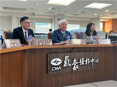 7/26將進行罷免投票，適逢颱風「范斯高」逐漸逼近，中選會主委李進勇(中)23日拜會氣象署署長呂國臣(左)，關心颱風動態。(圖：中選會提供)